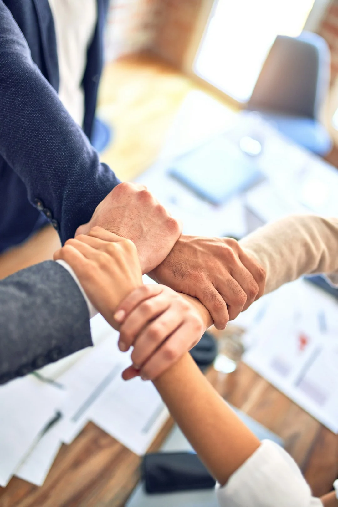 Gros plan sur divers documents marketing posés sur un bureau, idéal pour les échanges autour des affaires et de la stratégie.